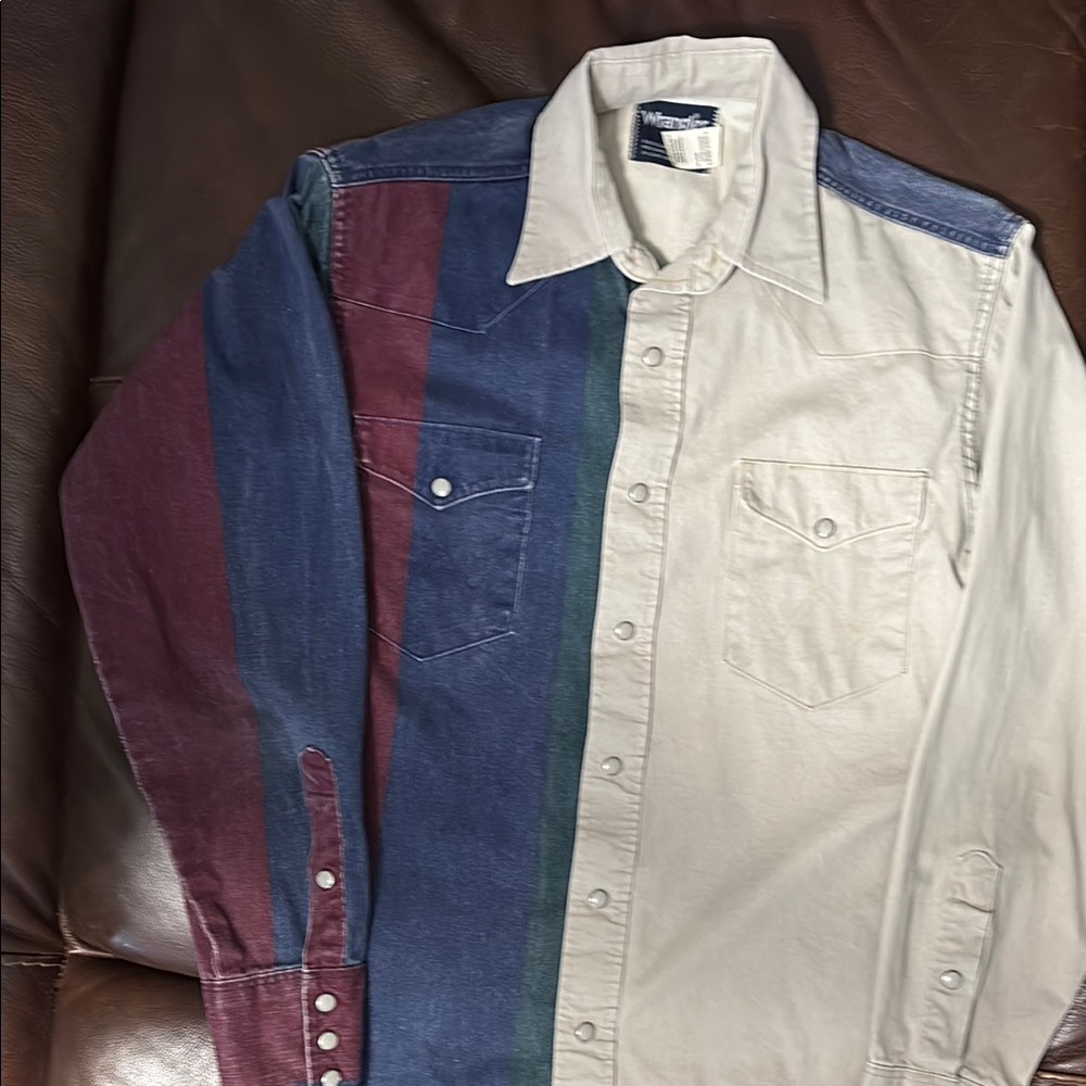 Wrangler Blue and Red Casual Button Down Shirt (small)